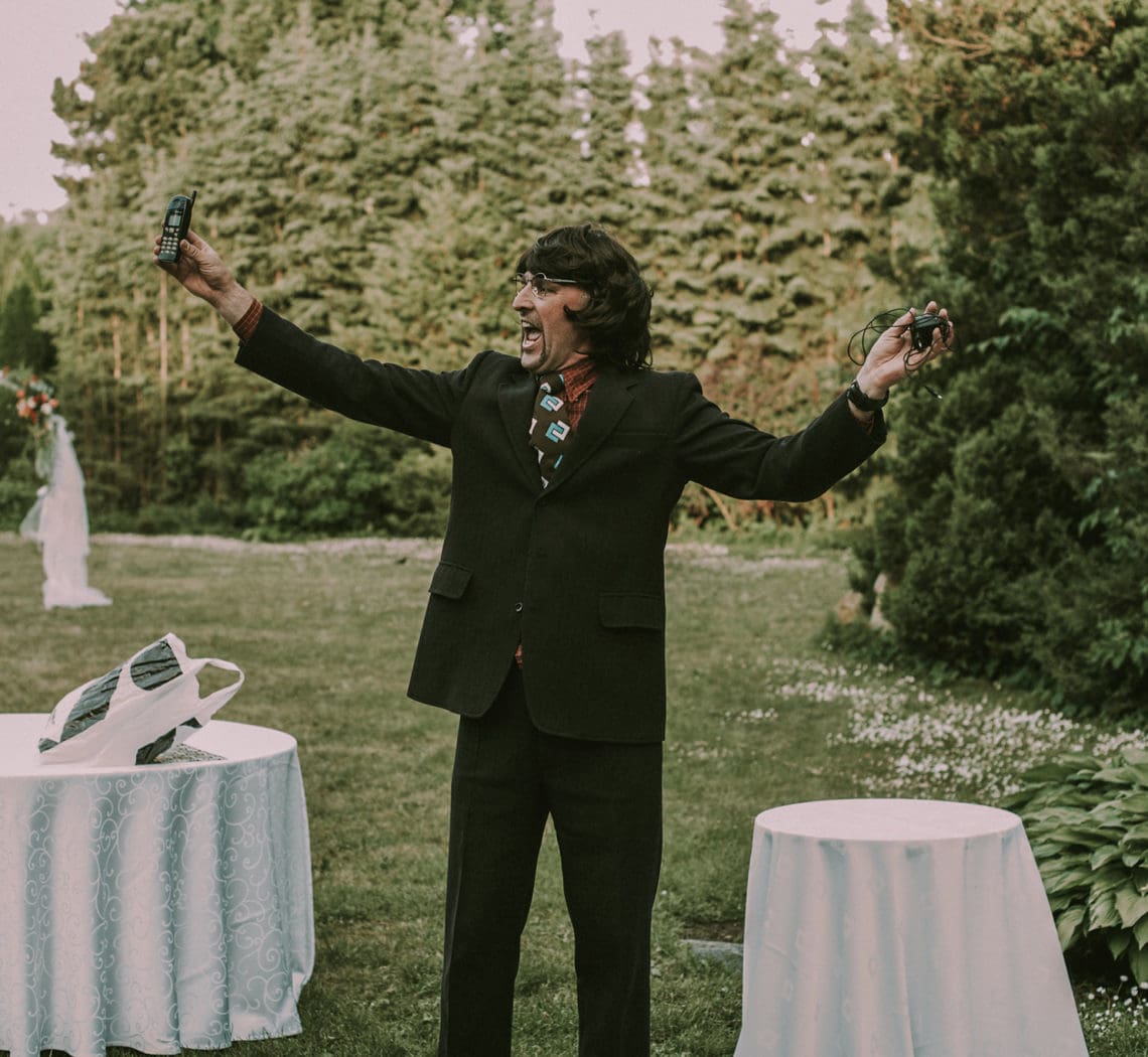 Õhtujuht Tõnis Milling 90ndate stiilis meeleolukal suvisel kliendiüritusel