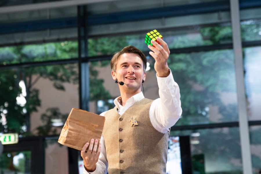 Meelis Kubo tegemas ruubiku kuubikuga trikki