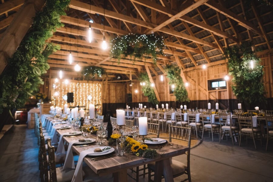 Lauadekoratsioon päevalilledega Hiiumaa pulmas