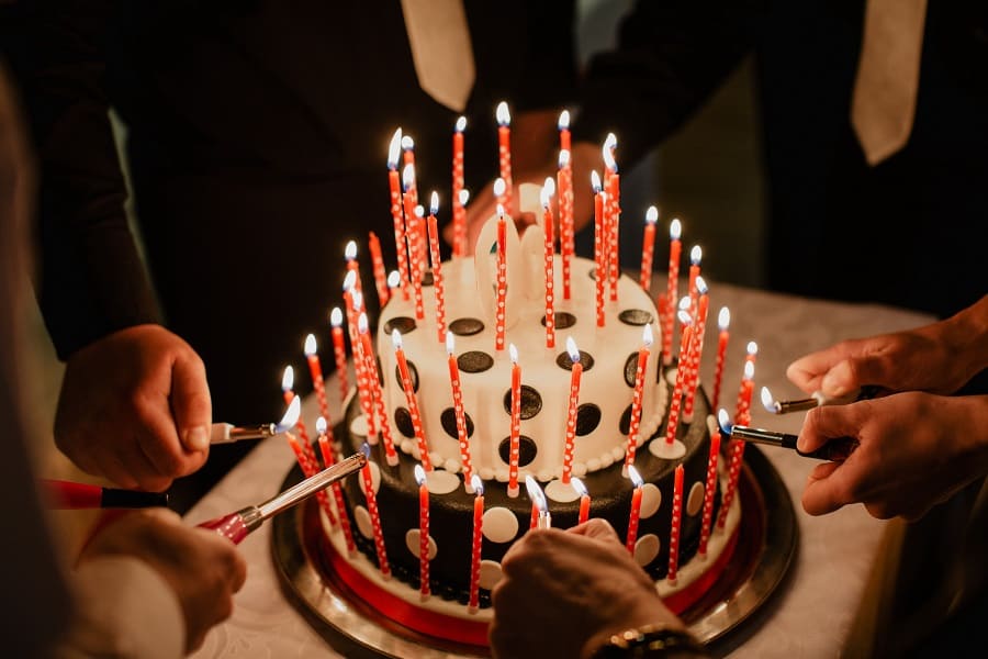 Täpiline tort paljude küünaldega