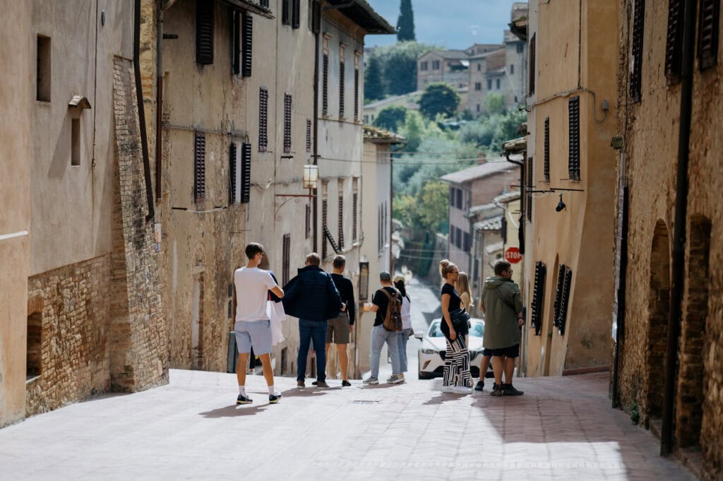 Meeskonad/inimesed jalutamas Itaalia tänaval
