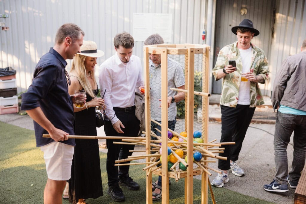 Inimesed mängimas Kerplunki üritusel Paavli Kultuurivabrikus