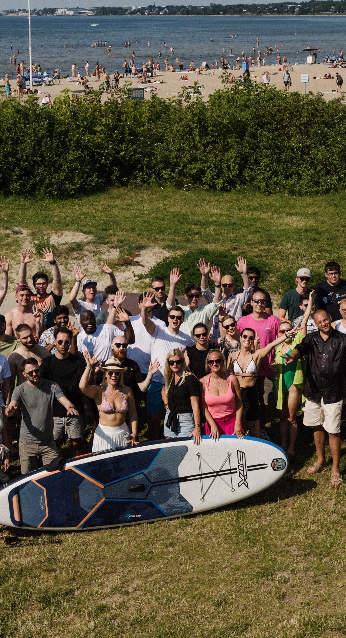 Credistari ja Monefiti töötajad poseerimas üheskoos ühispildi jaoks