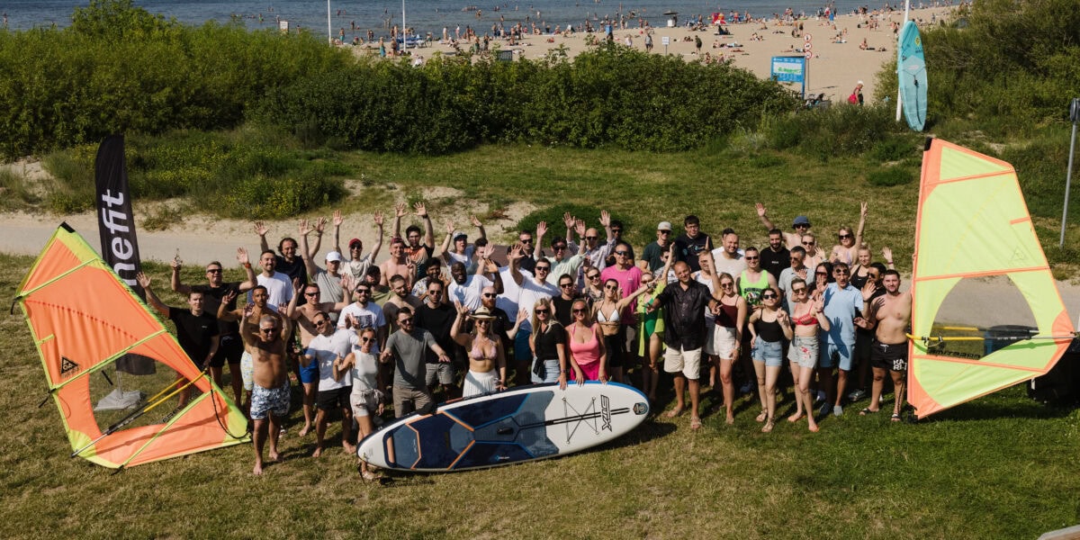 Credistari ja Monefiti töötajad poseerimas üheskoos ühispildi jaoks