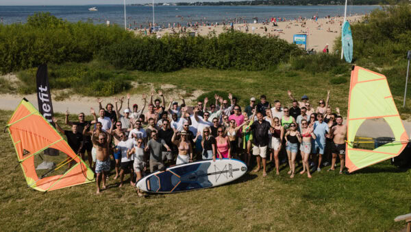 Credistari ja Monefiti töötajad poseerimas üheskoos ühispildi jaoks