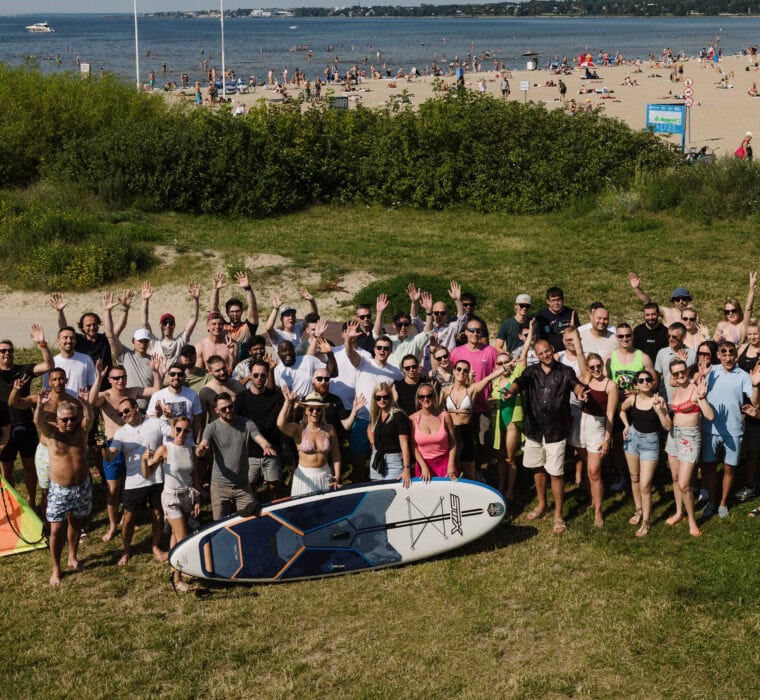 Credistari ja Monefiti töötajad poseerimas üheskoos ühispildi jaoks