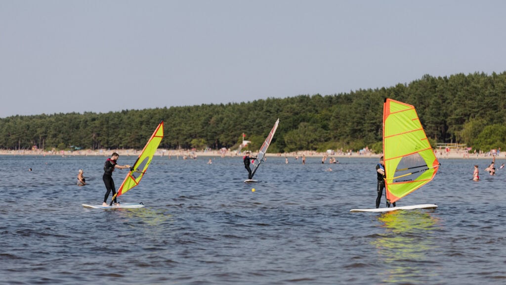 Töötajad õpivad purjelauaga surfama Tallinna merel