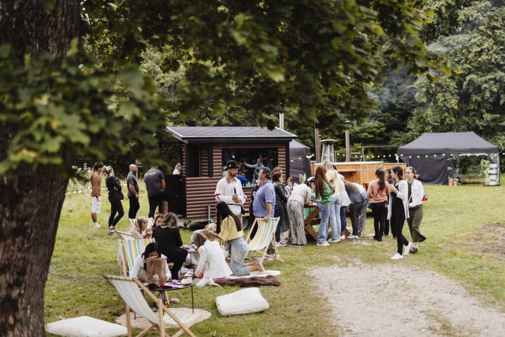 Üritusel osalejad jutustamas ja mõnusalt aega veetmas