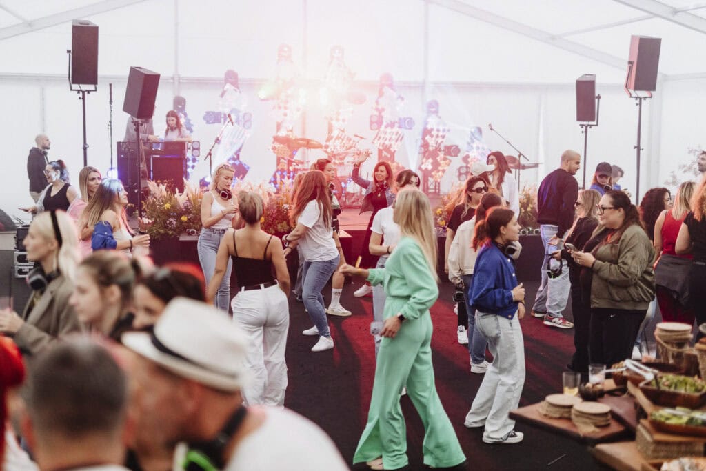 Rahvas tantsimas lava ees, osadel on silent disco kõrvaklapid