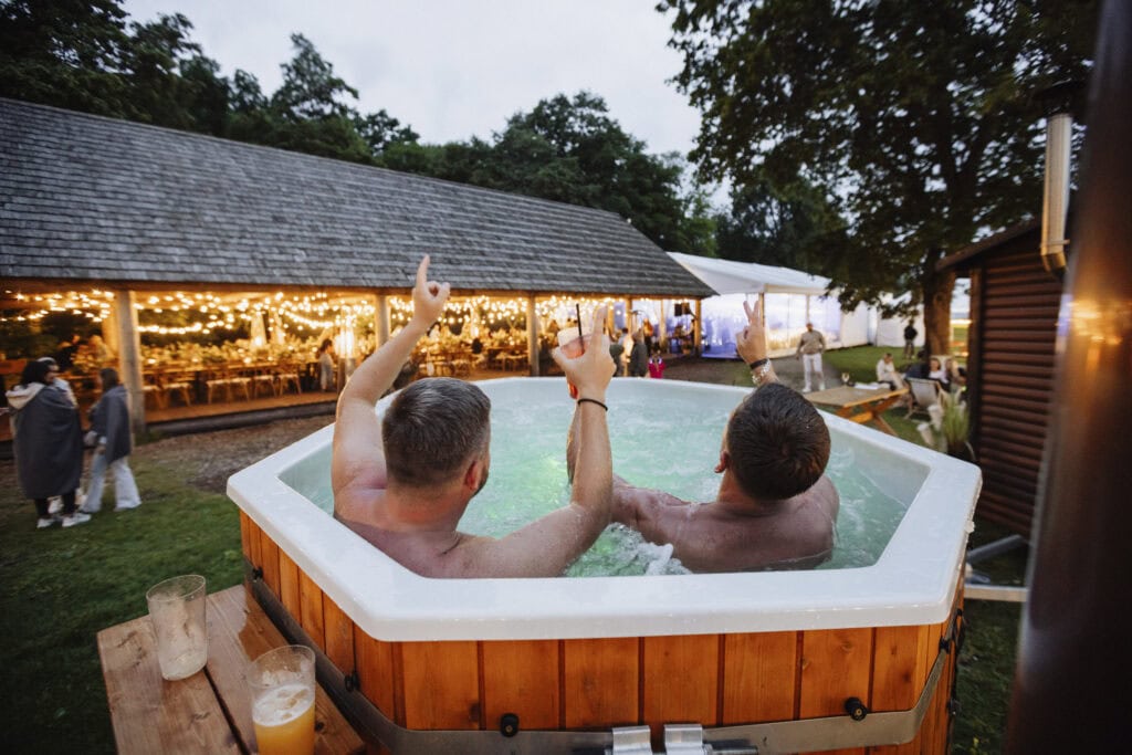 Kaks meest tünnisaunas üritust nautimas