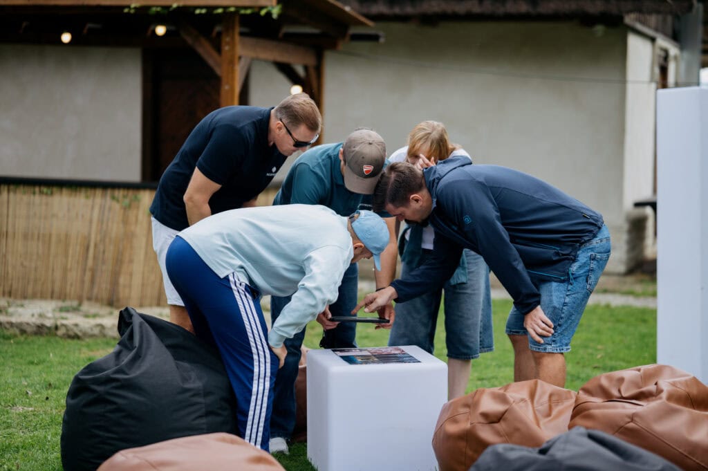 Neli meest ja üks naine ettevõtte suvepäevadel ülesannet lahendamas