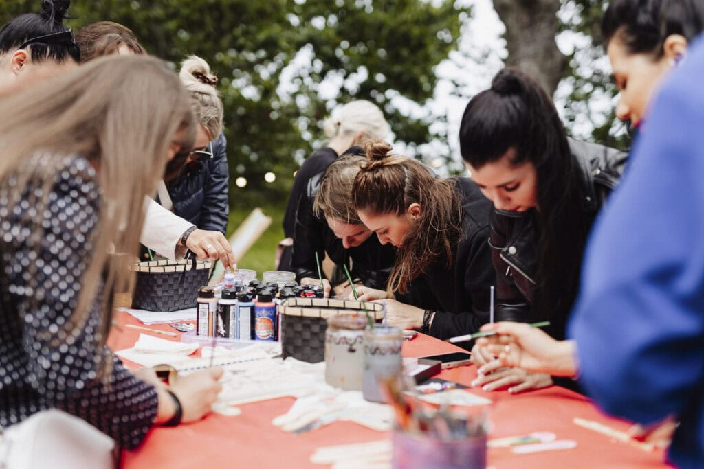 Naisterahvvad üritusel loomingulist tegevust tegemas