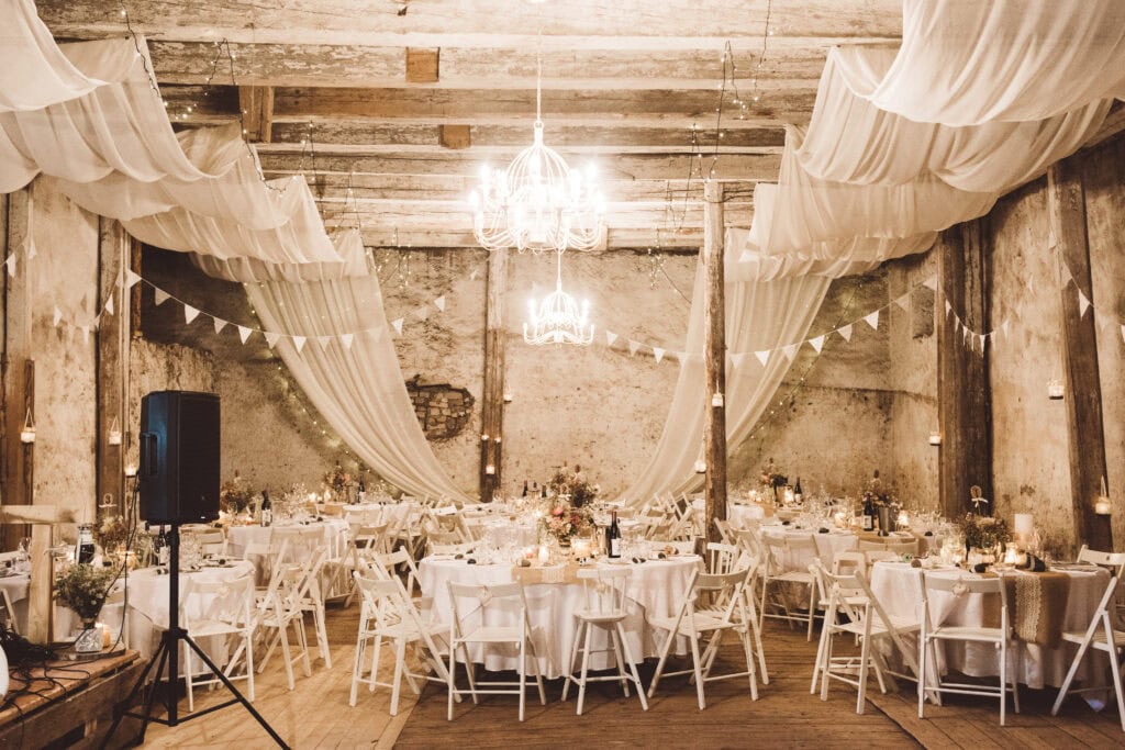 Anija mõisa peosaal pulmadekoga, ümmargused lauad