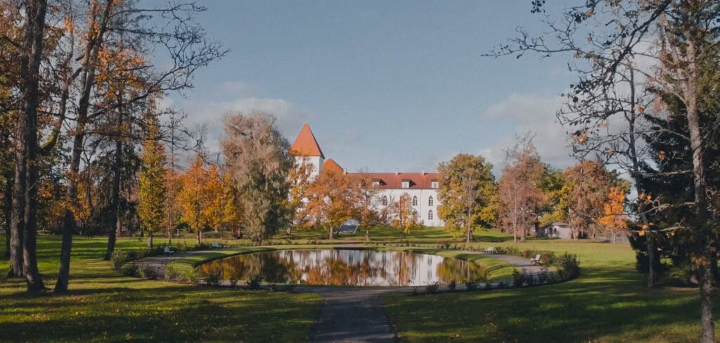 Pildil on Koluvere loss sügisvärvides puude taga.