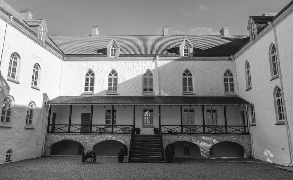 Pildil on Koluveri lossi siseaed must-valgel pildil