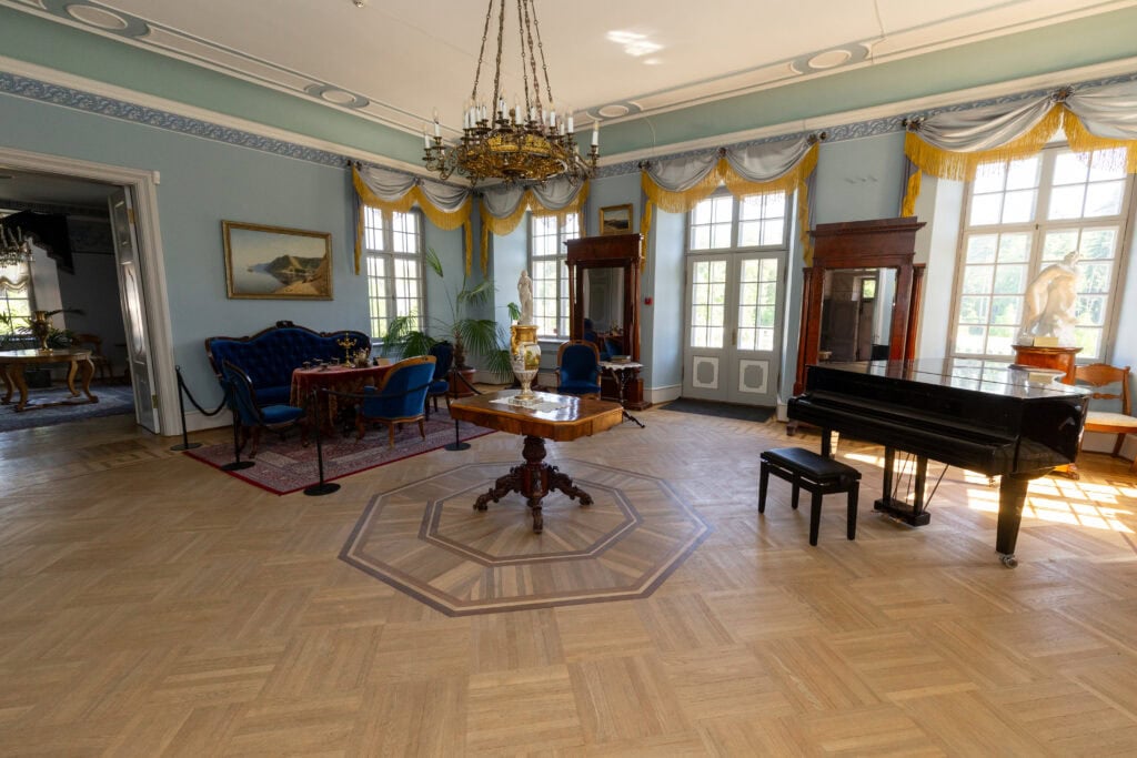 Pildil on palmse mõisa saal sealse mööbliga