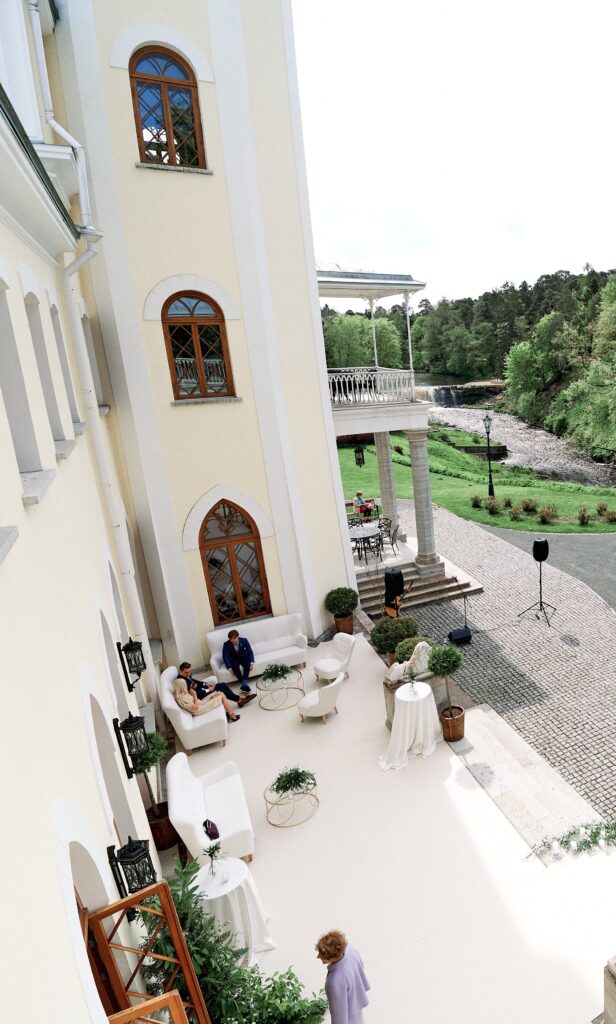 Pildil on Keila-Joa Schloss Fall küljelt, mille taustal on näha ka Keila juga.