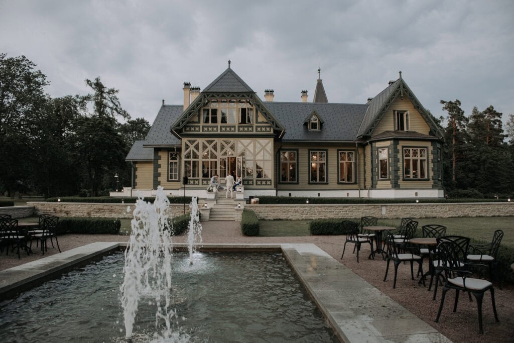 Pildil on Kõltsu mõis ja selle ees olev purskkaev