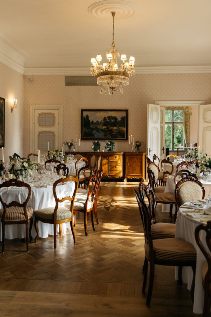 Pildil on Kõltsu mõisa peosaal sealse pulmadekoga