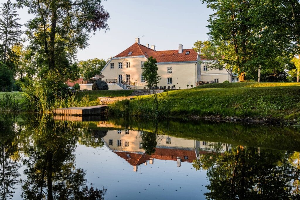 Pildil on Kõue mõis küljelt, näha on sealset terassi ning veekogu