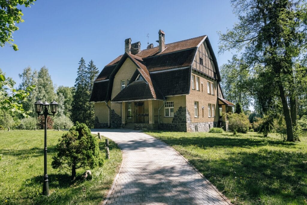 Peetri mõis eestvaates