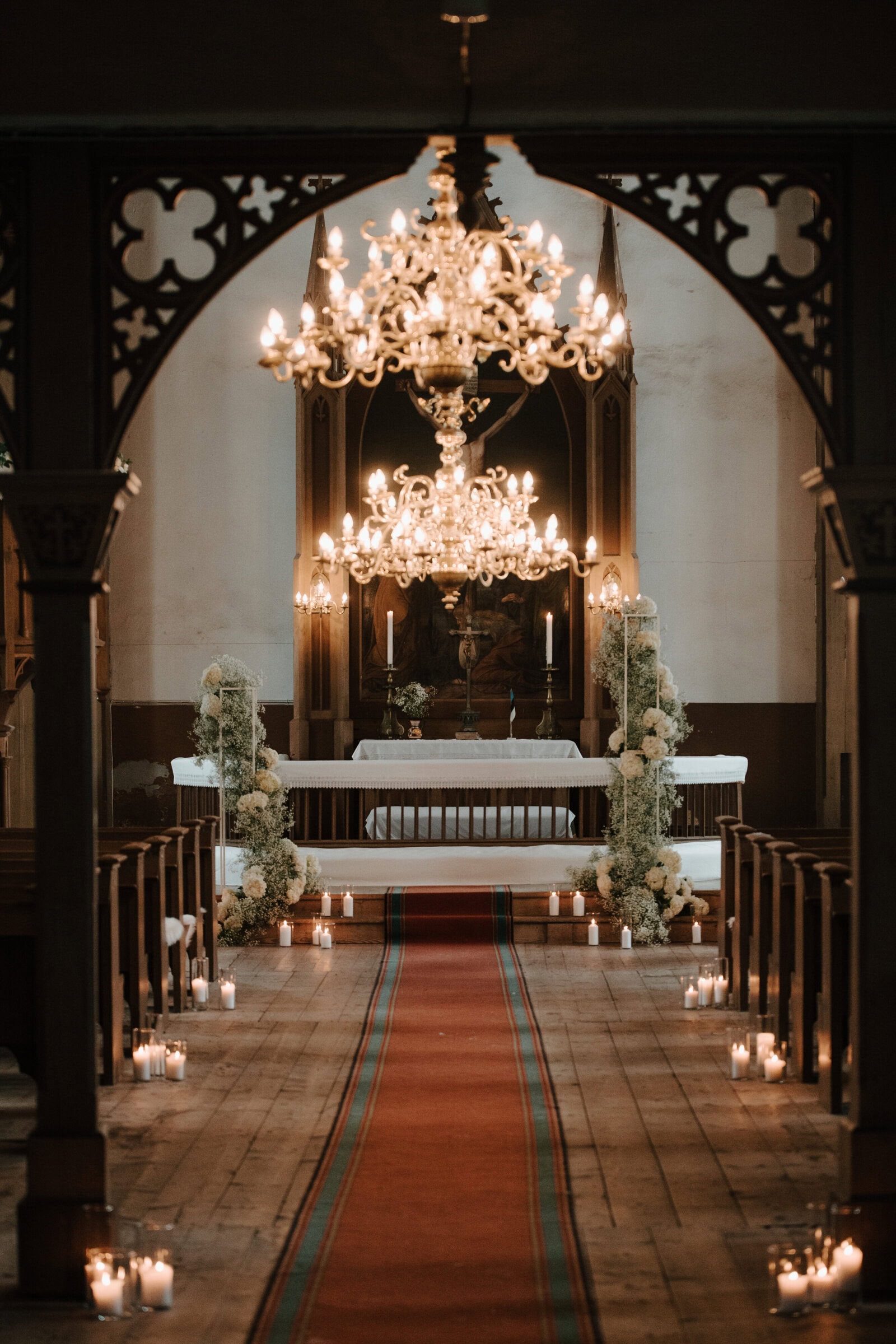 Pildil on kirik otepääl, kuhu on loodud talvine tseremoonia