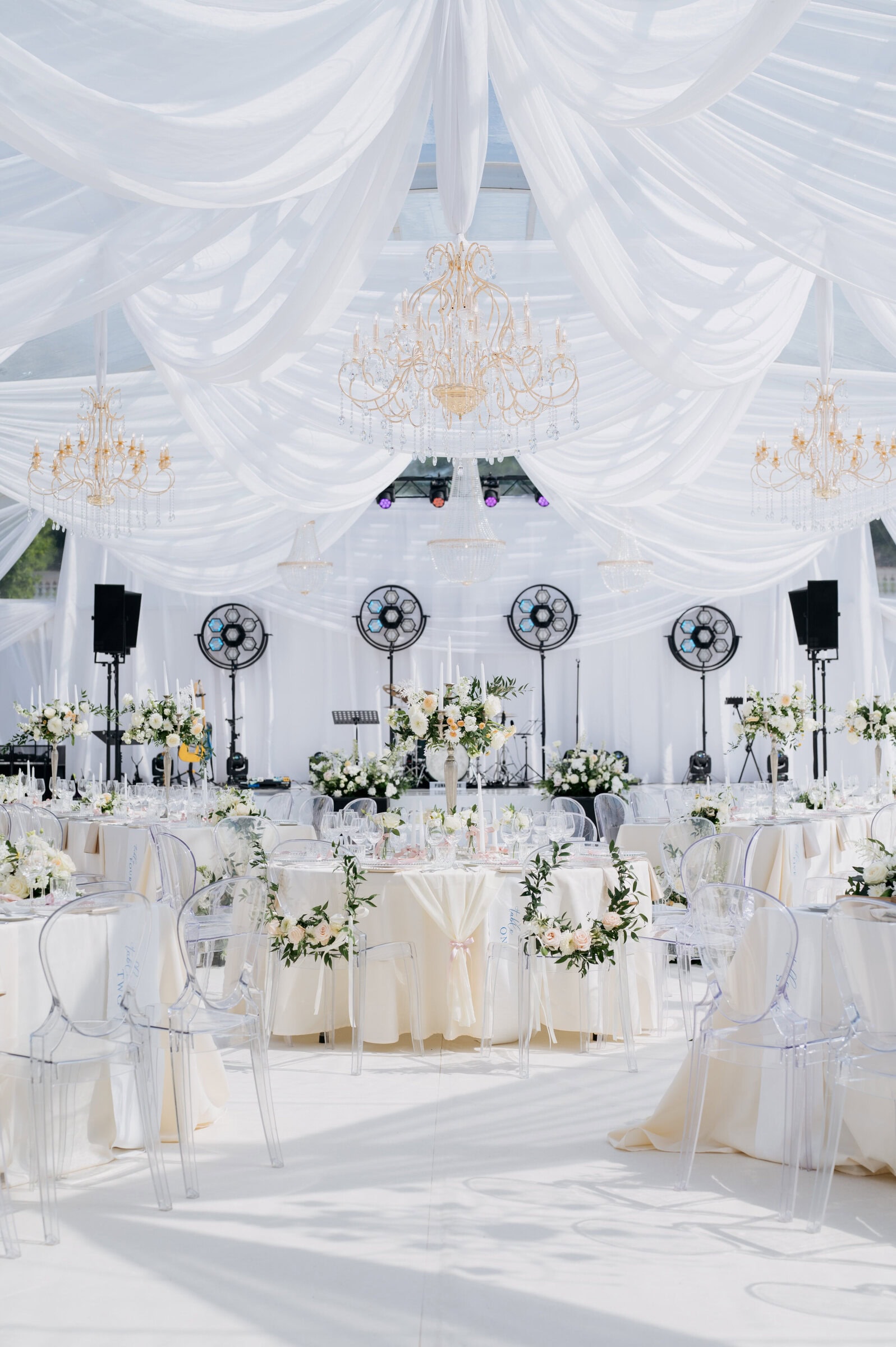 Pildil on elegantne ja valgetes toonides pulmatelgi deko