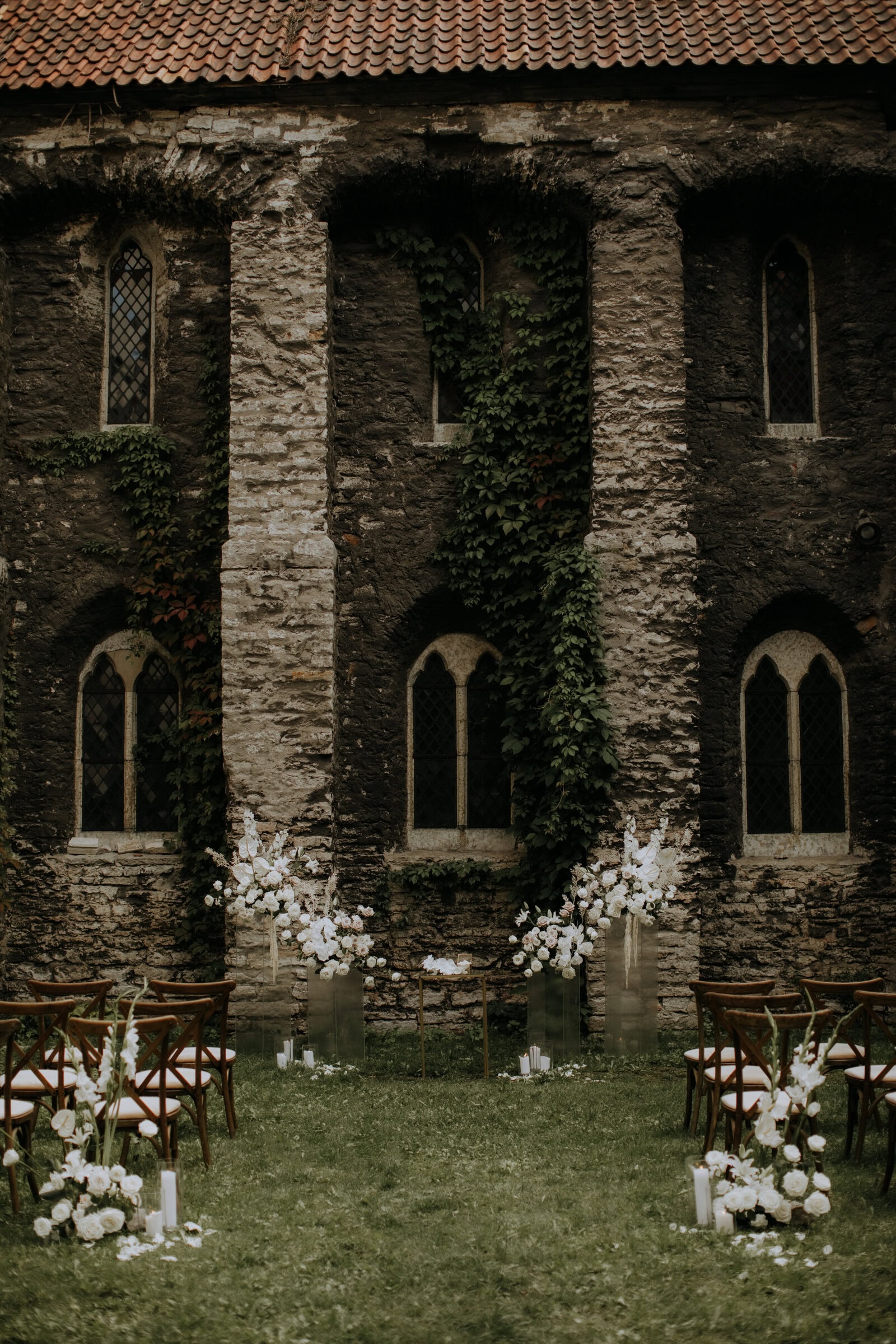 Pildil on tseremoonia postamendid ja lilled Dominiiklaste sisehoovis