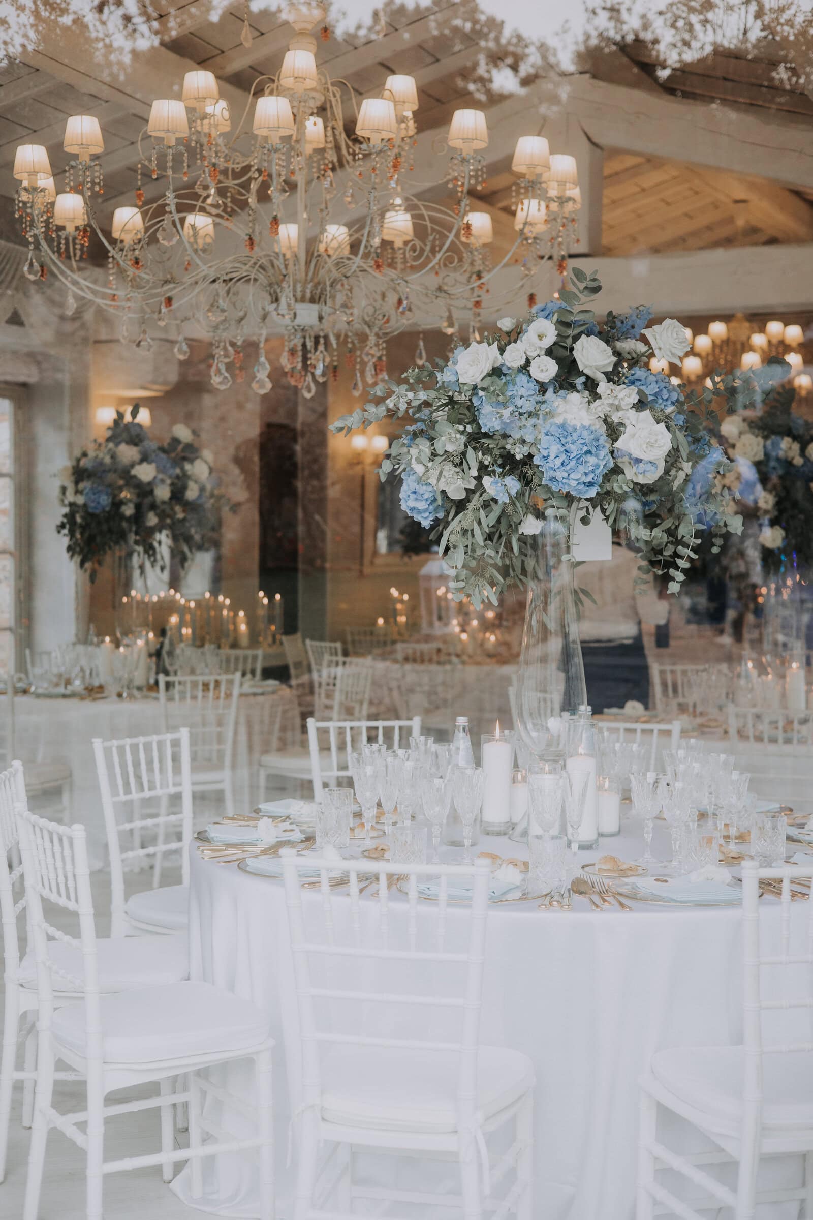 Pildil on Itaalia peokohas loodud pulmavisuaal, siniste ja valgete lilledega