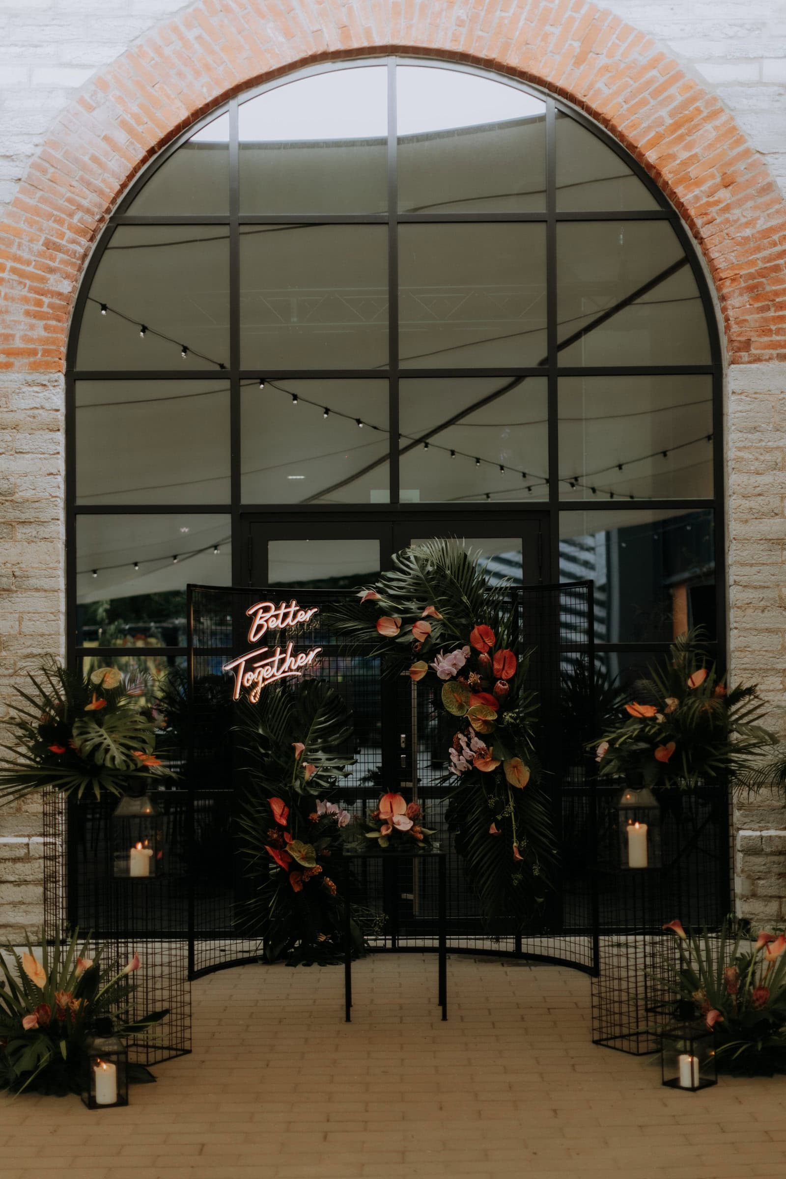 Pildid on tseremooniataust Fotografiskas 'Better together' led sildiga