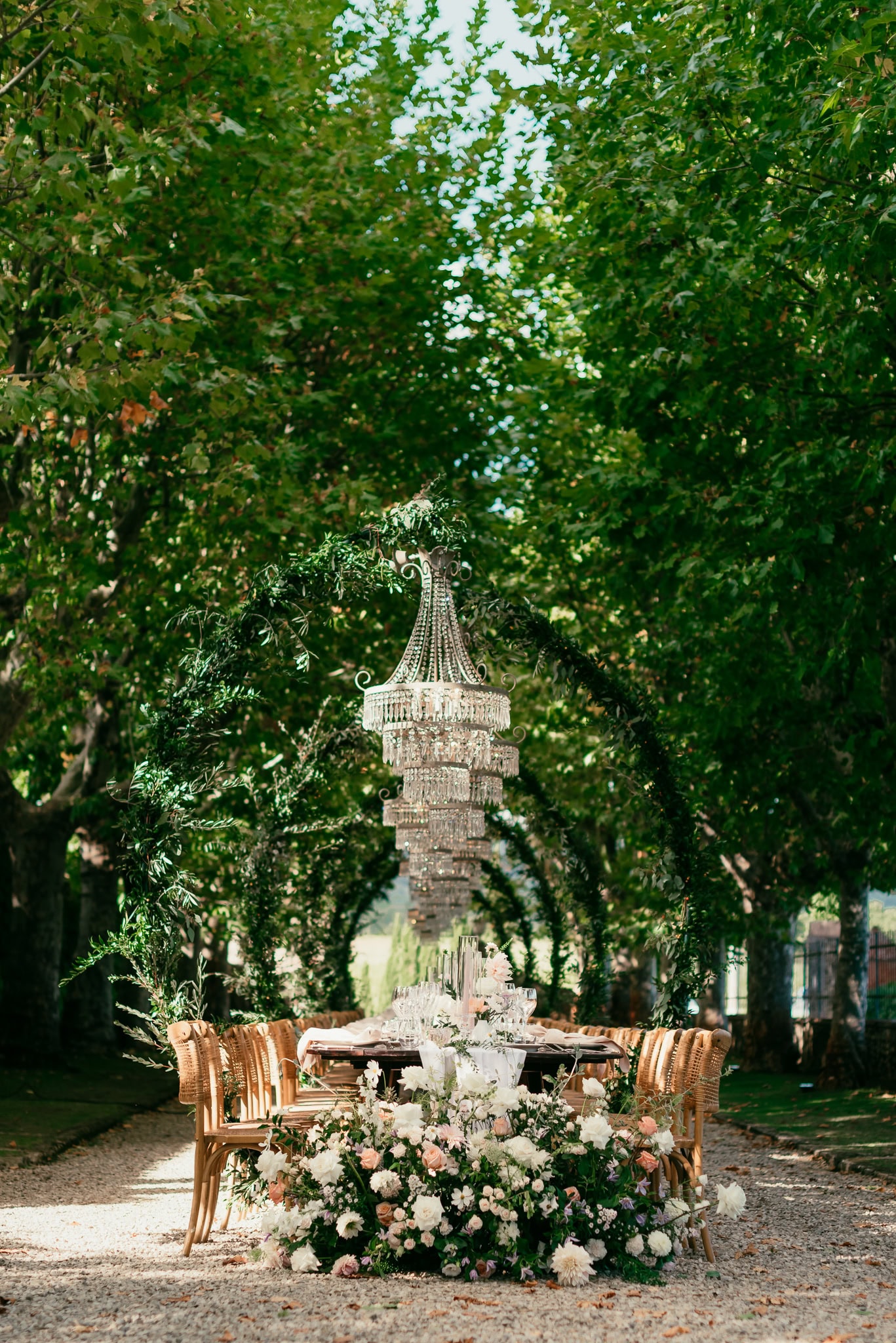 Pildil on pikk pulmalaud Itaalias, kus laudade kohal ripuvad lühtrid