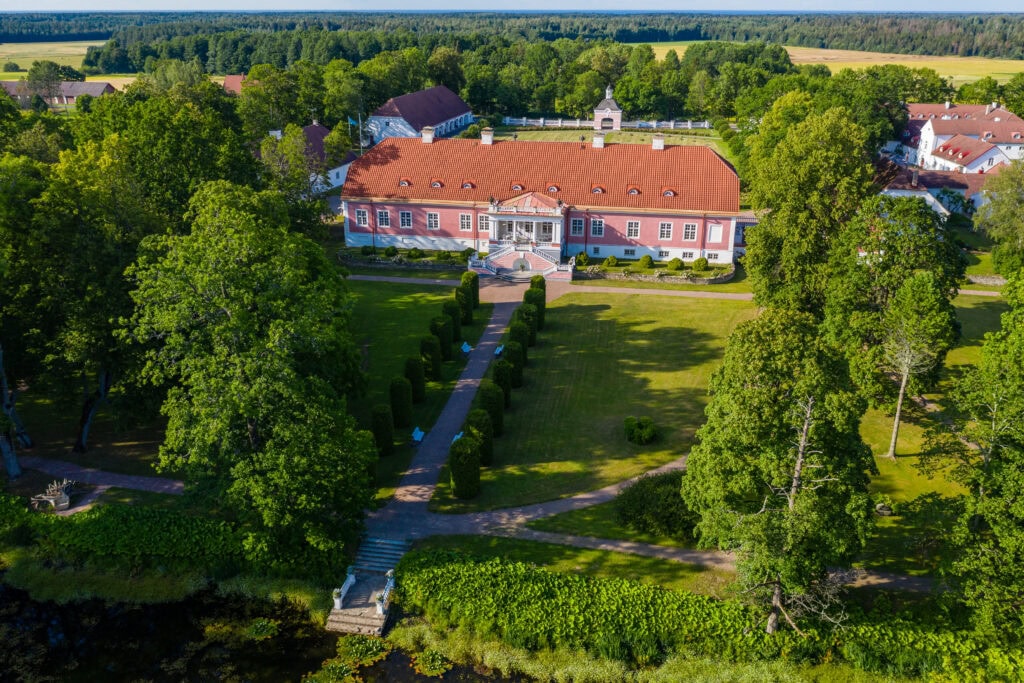 Pildil on Sagadi mõis koos sealse alleega