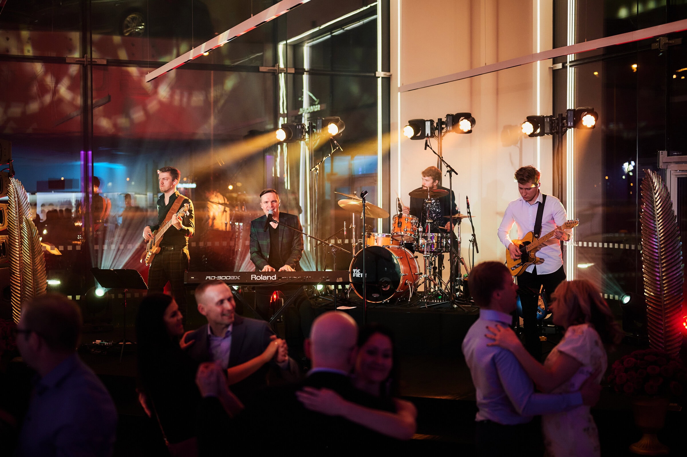 Ott Lepland esinemas autosalongi peol