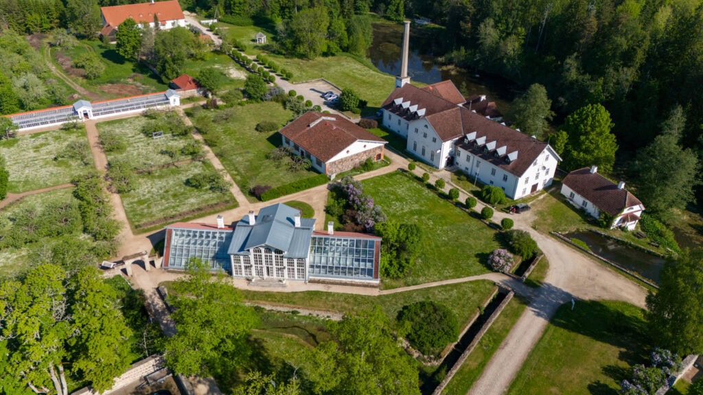 Palmse mõis ülevaltvaates, näha on peamaja, kõrvalhoonet ja botaanikamaja