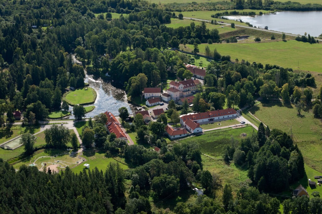 Pildil on Vihula mõis ülevaltvaates