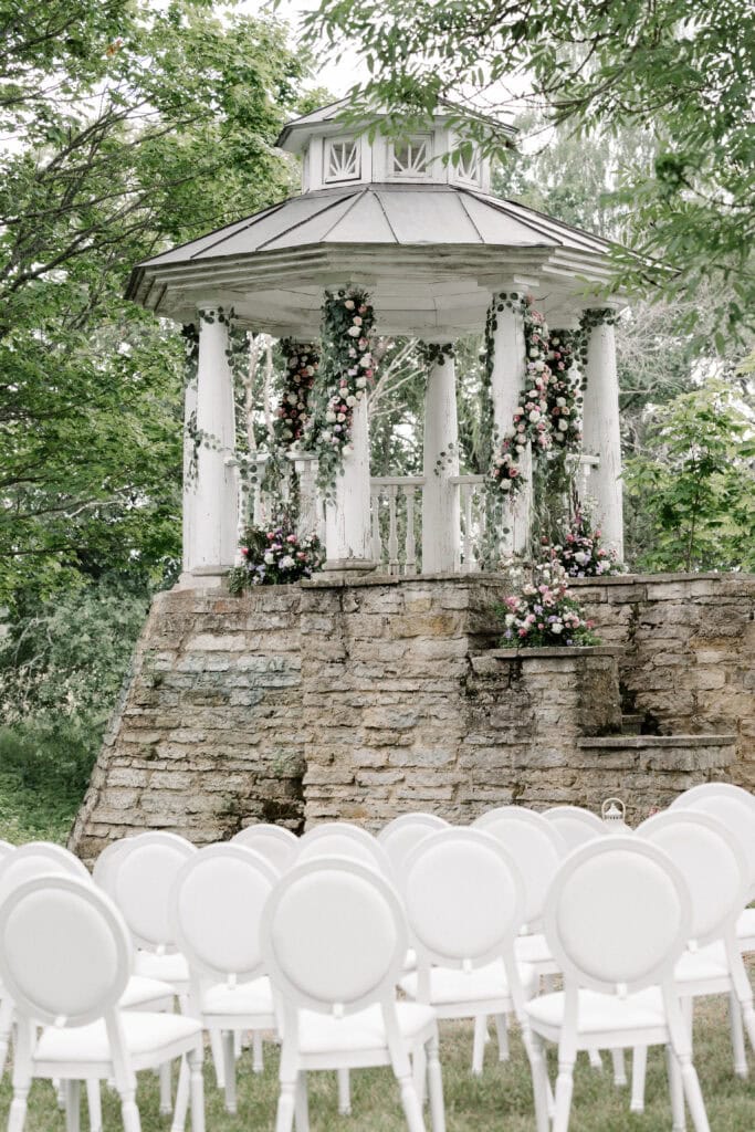 Pildil on Vihula mõisa tseremooniakoht - katusealune