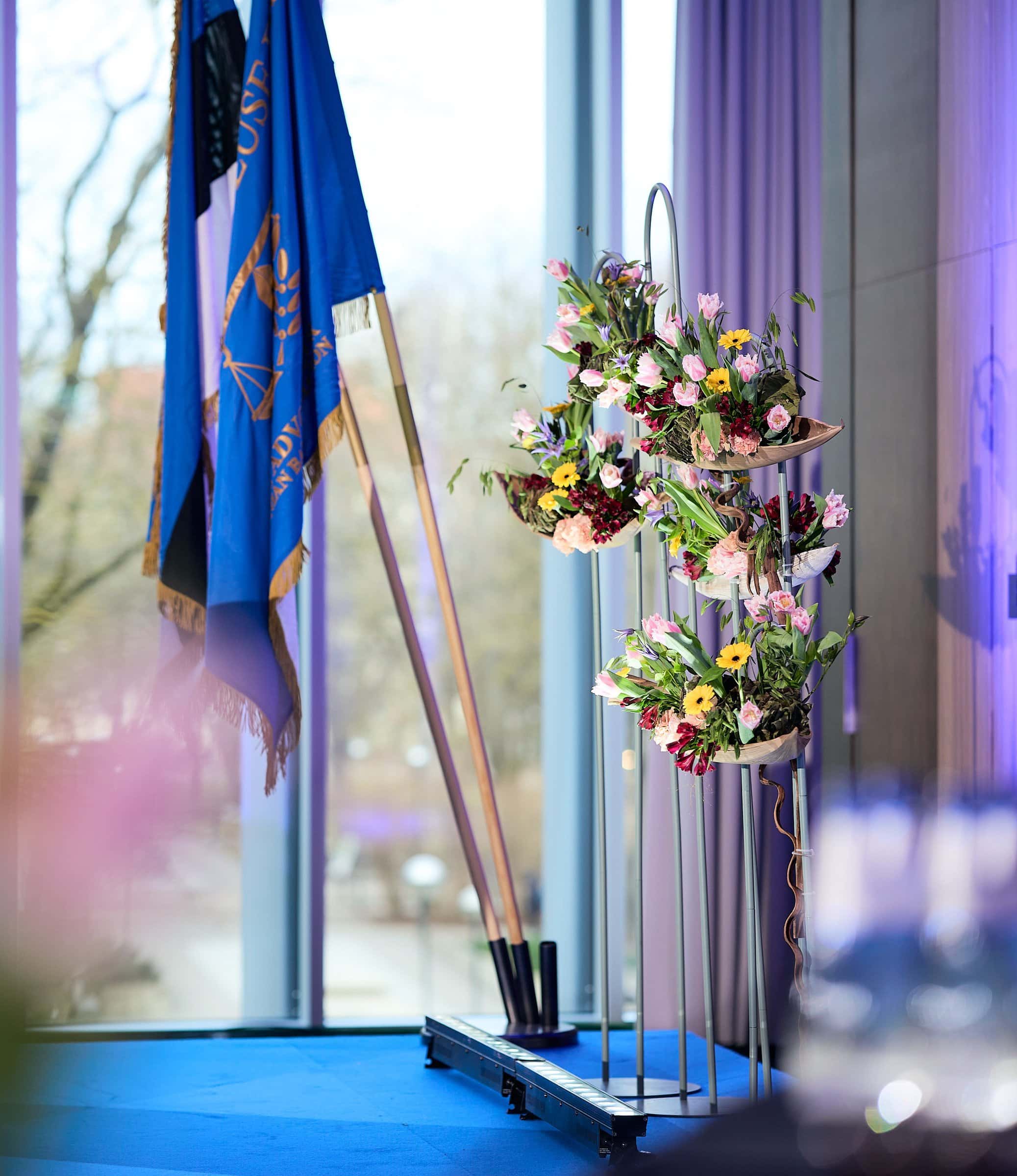 Lipud ja lilled Eesti Advokatuuri Üldkogu lavadekoratsioonidena