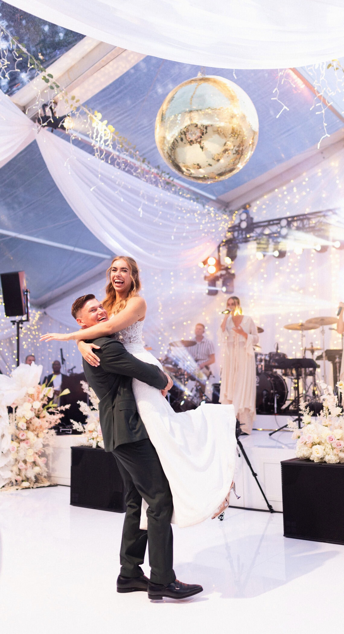 Pruut Ann Metsaots-Sepp ja peigmees Henrik Sepp tantsimas avatantsu valges pulmatelgis.