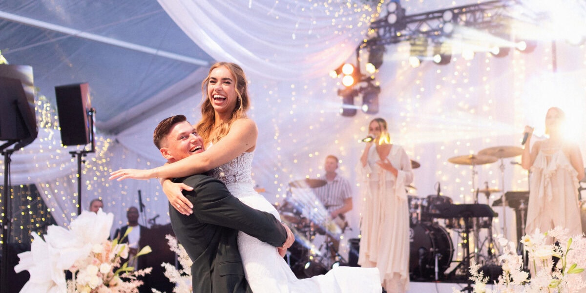 Pruut Ann Metsaots-Sepp ja peigmees Henrik Sepp tantsimas avatantsu valges pulmatelgis.