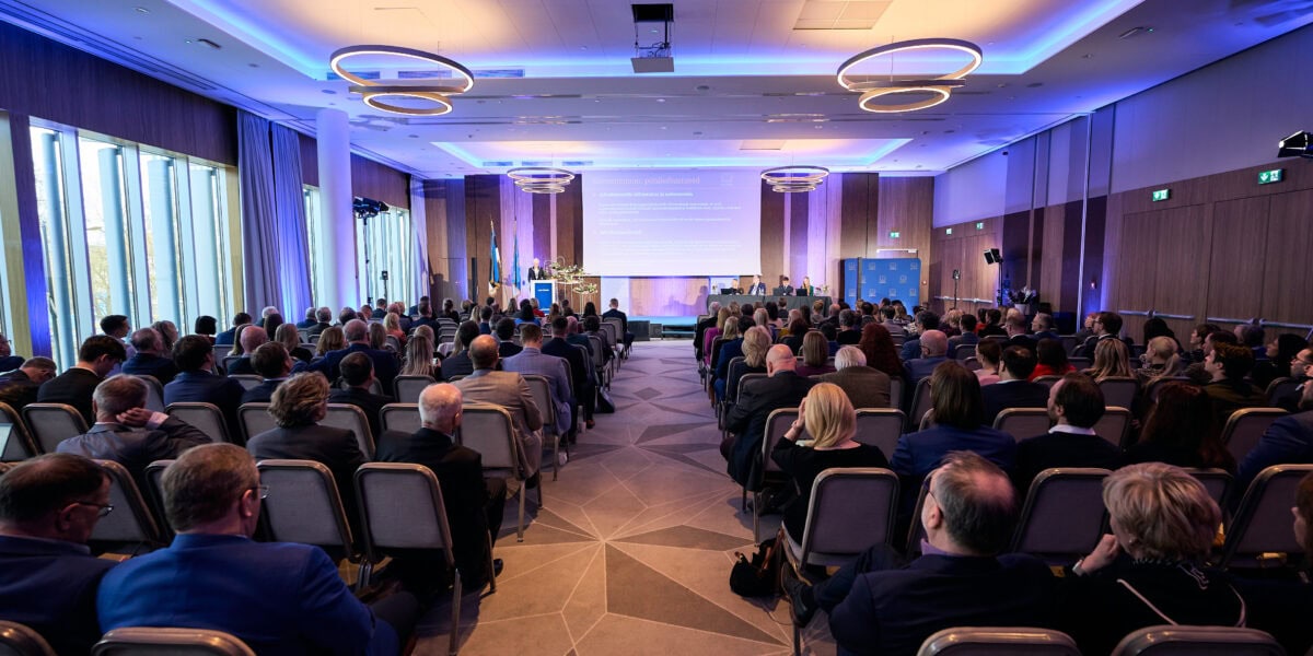 Saalipilt inimestega Eesti Advokatuuri Üldkogul 2026 Hilton Tallinn Park Hotellis.