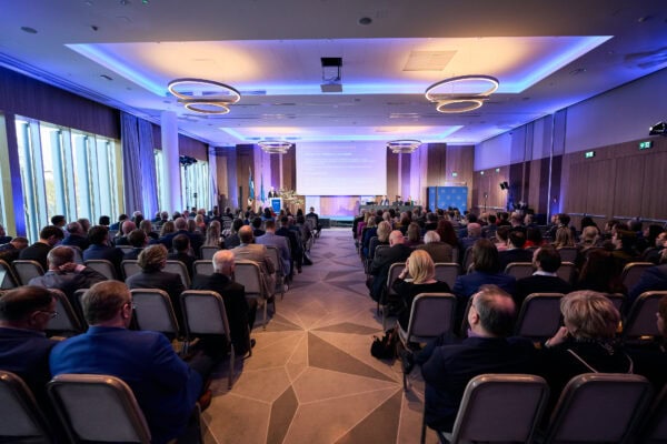 Saalipilt inimestega Eesti Advokatuuri Üldkogul 2026 Hilton Tallinn Park Hotellis.