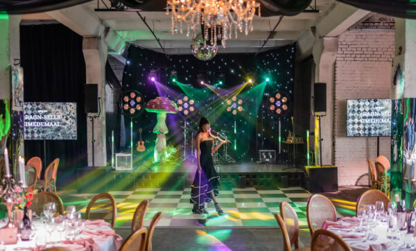 Viiuldaja Daana Teekel esinemas Ragn-Sells Imedemaa galal