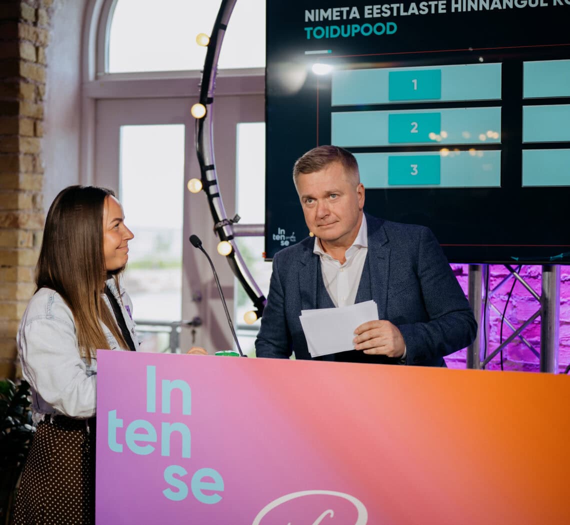 Kristjan Jõekalda kuulamas Rooside Sõja mängus osaleja vastust.