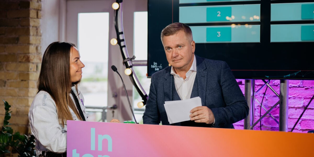 Kristjan Jõekalda kuulamas Rooside Sõja mängus osaleja vastust.