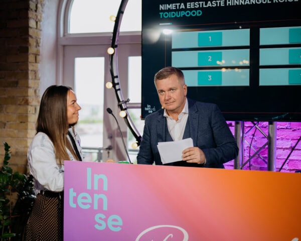 Kristjan Jõekalda kuulamas Rooside Sõja mängus osaleja vastust.